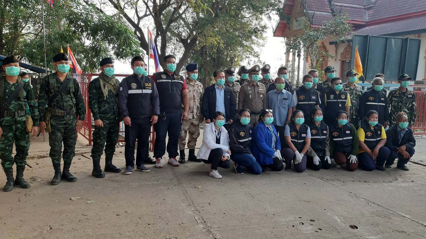 ตรวจคัดกรองคนเดินทางเข้าออกที่จุดผ่อนปรนเพื่อป้องกันการแพร่ระบาดเชื้อไวรัสโคโรนา