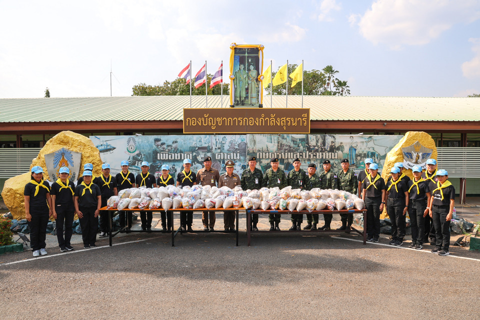 "ผู้การสุรินทร์" รับมอบ "ถุงยังชีพ–น้ำดื่ม" จาก "คณะสงฆ์เชียงใหม่–ตร.ภ.5" ส่งต่อแนวชายแดนไทย–กัมพูชา