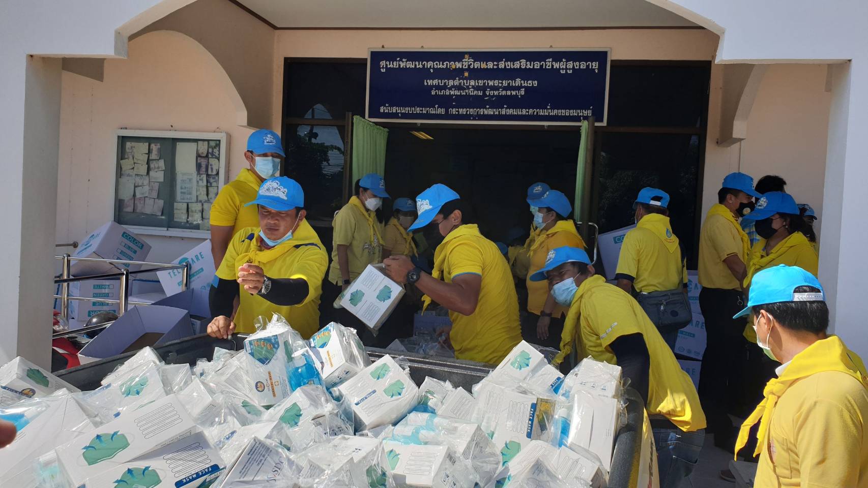 เทศบาลตำบลเขาพระยาเดินธง มอบอุปกรณ์ ป้องกันโรคไวรัสโควิด-19ไห้กับประชาชน