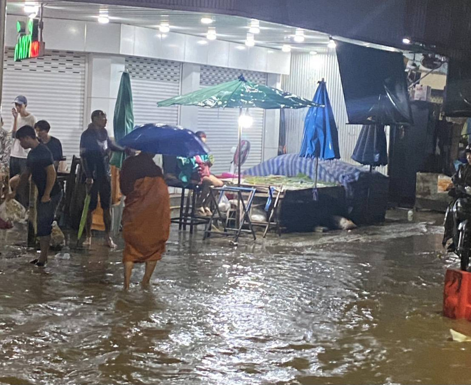 แม่สอดฝนถล่ม น้ำท่วมตลาด-ถนนหลายสาย พระสงฆ์ลุยน้ำออกบิณฑบาต เจ้าหน้าที่เร่งติดตามสถานการณ์