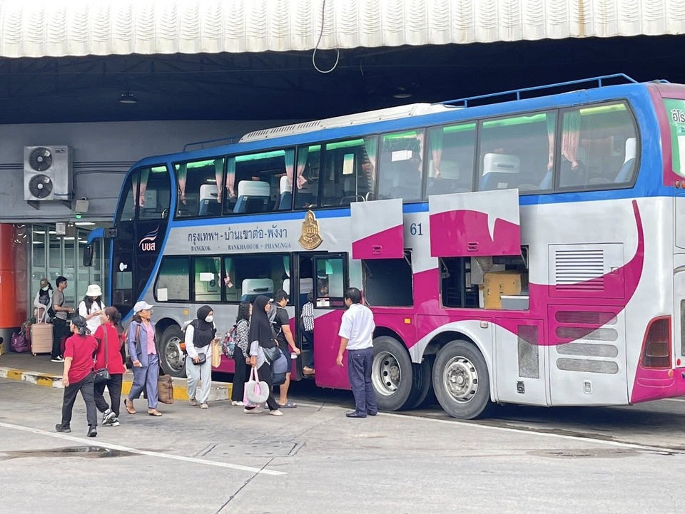 “บขส.” เตรียมพร้อมรถโดยสาร – จัดพื้นที่จอดรถสถานีขนส่งฯ 4 แห่ง อำนวยความสะดวกประชาชนเดินทางถวายสักการะพระบรมศพ