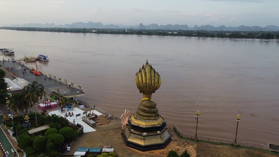 ชาวเรือโดยสารข้ามฟากไทย-ลาวโอดน้ำโขงสูงไหลเชี่ยวแบกภาระเพิ่มเท่าตัว