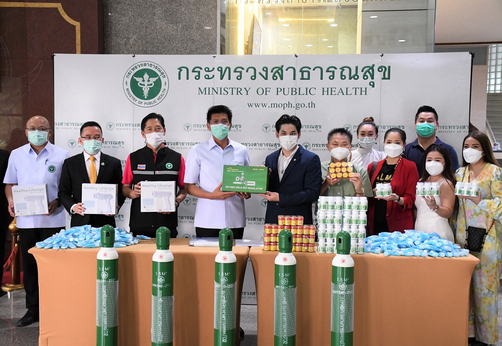 สธ.รับมอบอุปกรณ์ทางการแพทย์และยาสมุนไพร  สู้ภัยโควิดสนับสนุนศูนย์ลมใต้ปีก
