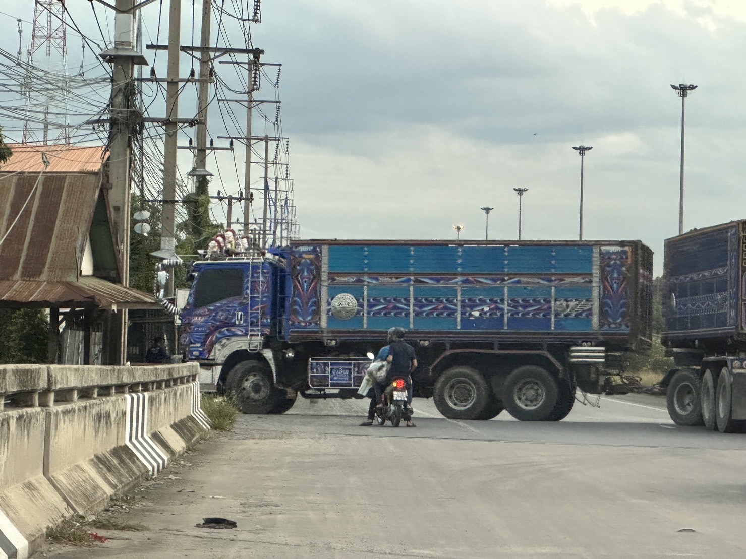ปทุมธานี ชาวบ้านร้อง รถบรรทุกดินน้ำหนักเกิน วิ่งถมริมคลองประปา ทำถนนพัง