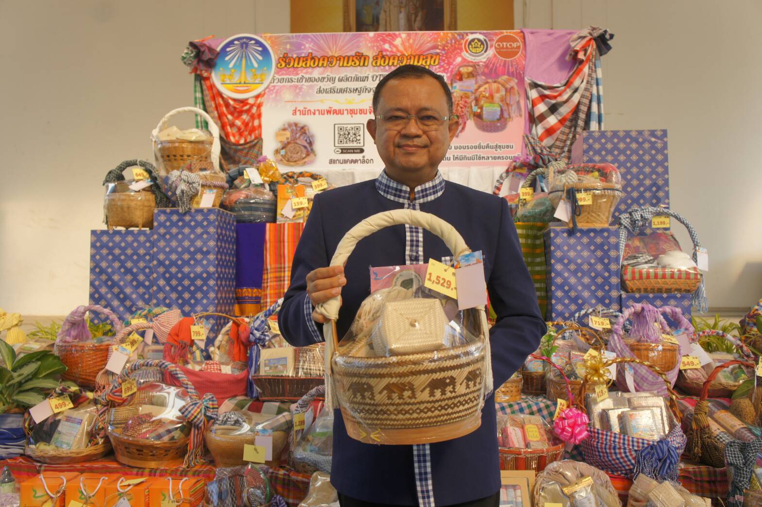 พ่อเมืองยโสธร นำหัวหน้าส่วนราชการพรีเซนต์กระเช้าของขวัญ OTOP ส่งความสุขในช่วงปีใหม่
