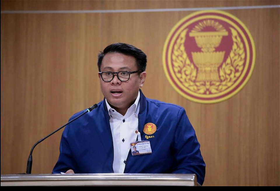 “พรรคประชาชน” บุกจี้ “สกร.” แจงปมข้อมูลค้างทำคนเสียสิทธิบัตรสวัสดิการแห่งรัฐ ส่อเค้า “นักเรียนผี” สวมงบรายหัวปี 70