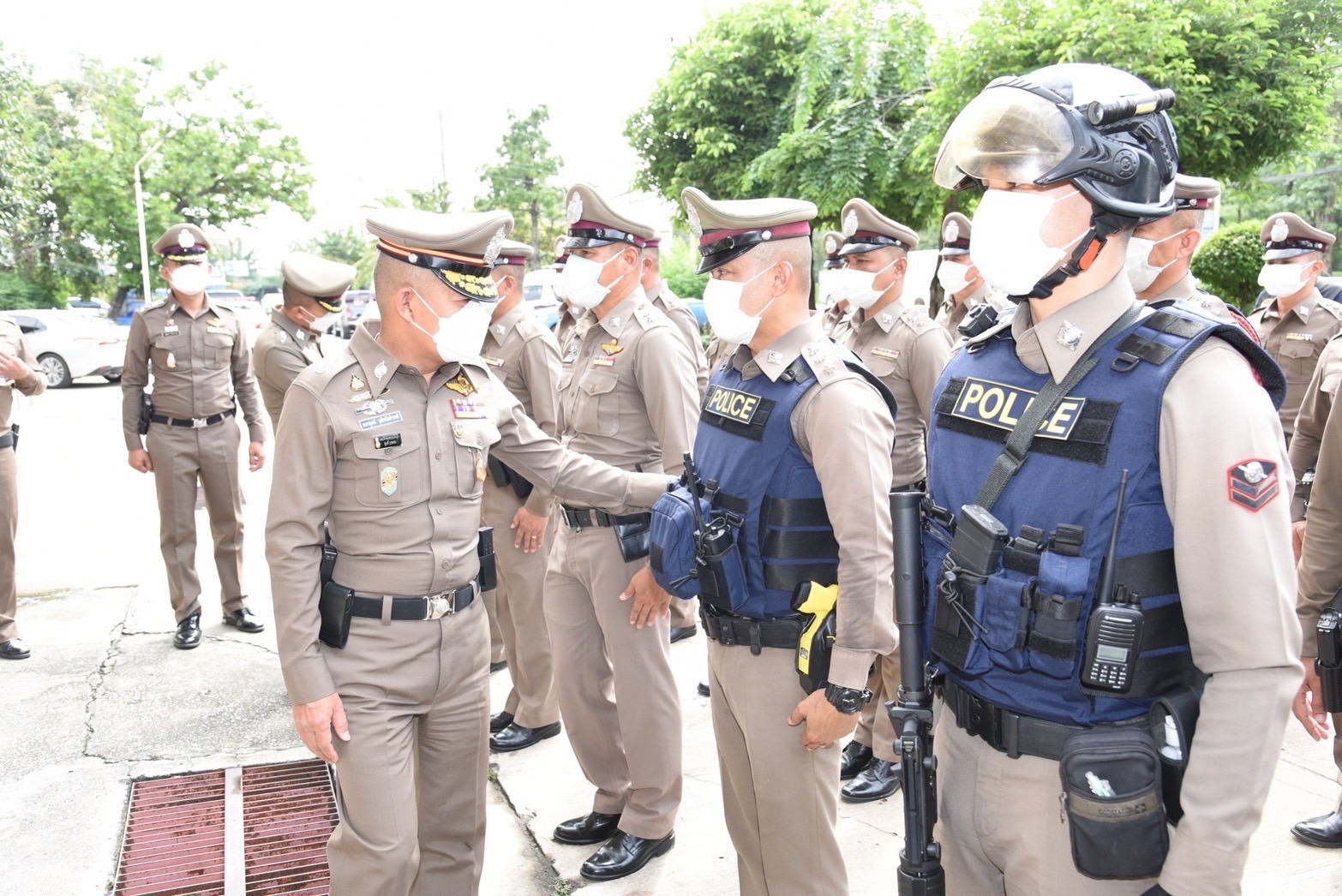 บิ๊กโอ๋ ตรวจความพร้อมตำรวจโรงพักพุทธมณฑล เพื่อเป็นขวัญกำลังใจ