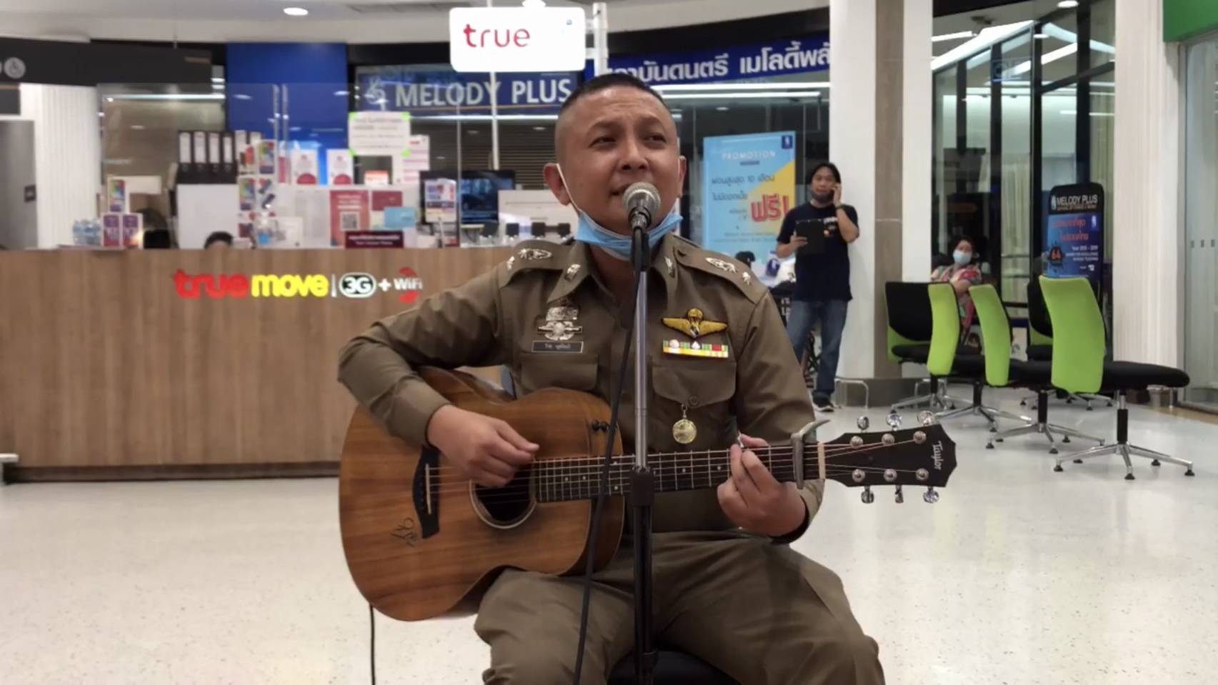ชื่นชม! รองผกก.ป.ร้องเพลงเปิดหมวก นำเงินซื้อหมวกกันน็อคให้เด็กที่ซ้อนท้ายจยย.