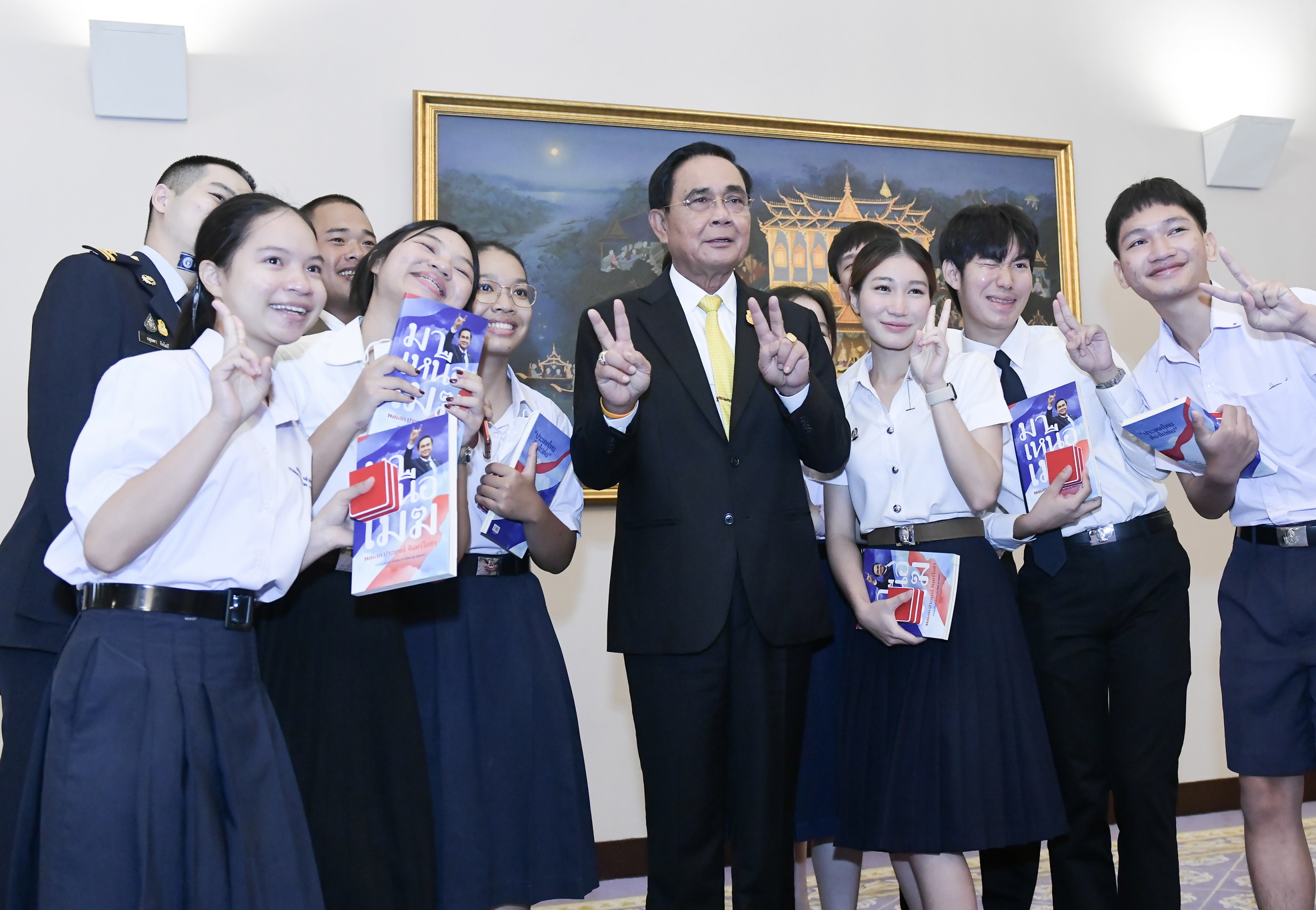 นายกฯ ให้โอวาทนักเรียนทุนพระราชทาน ม.ท.ศ. ย้ำประเทศชาติอยู่ได้ด้วยแกนหลักสำคัญ ชาติ ศาสนา พระมหากษัตริย์ 