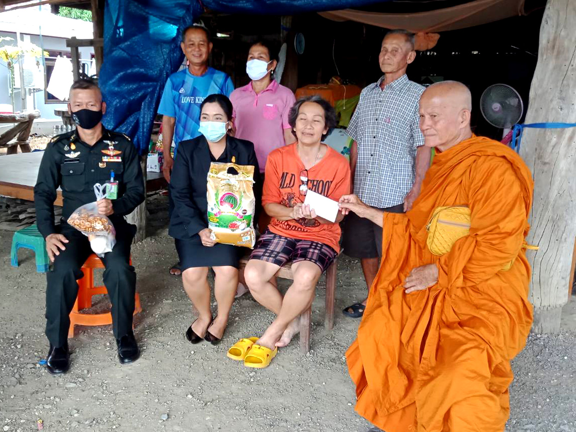  "เจ้าอาวาสวัดสำโรงใหญ่" นำสิ่งของช่วยเหลือผู้ยากไร้   ตามโครงการ "วัดพึ่งบ้าน บ้านพึ่งวัด ชาวบ้านมีสุข"   