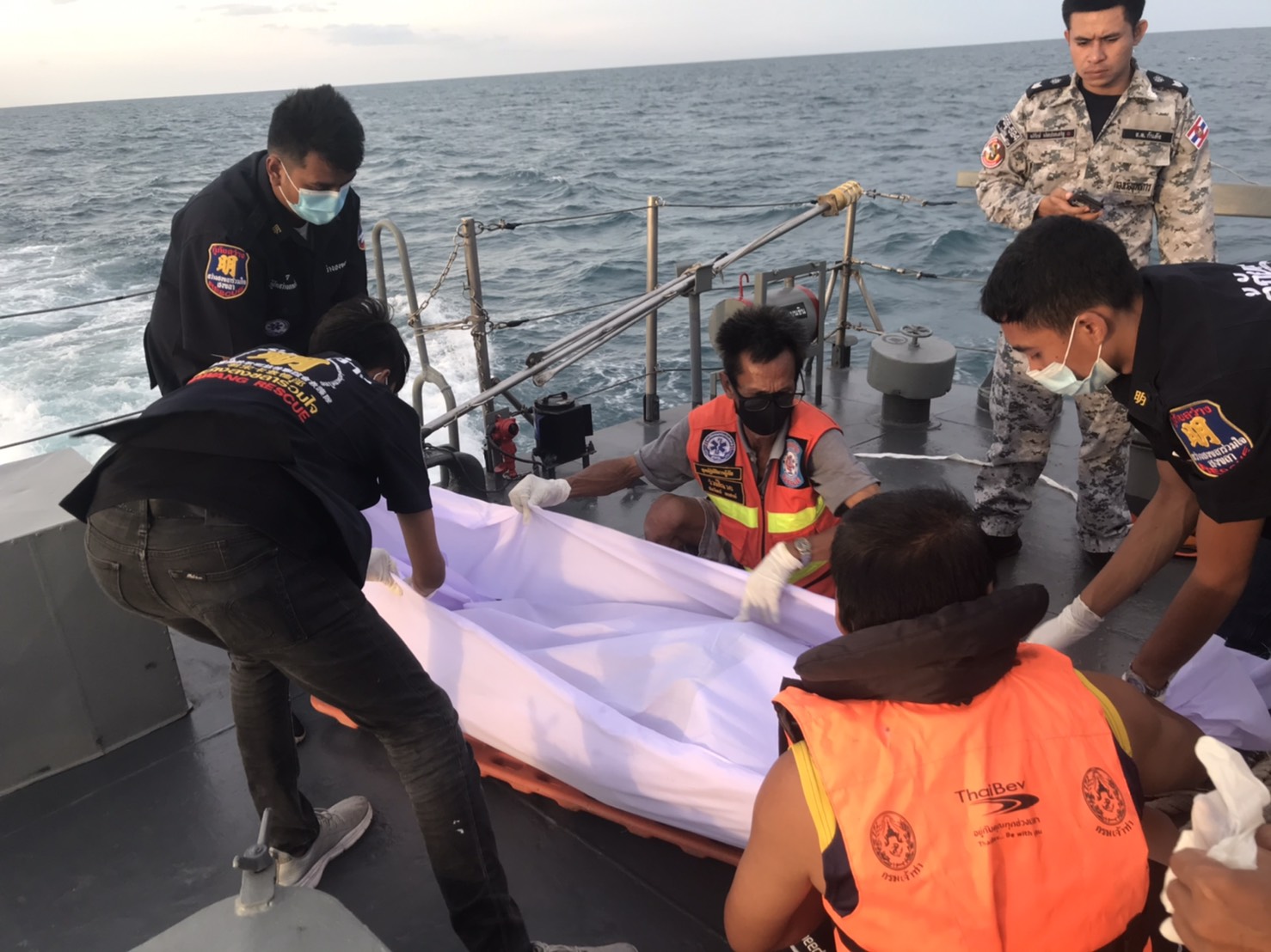 ทัพเรือภาคที่2รับศพลอยน้ำกลางทะเล