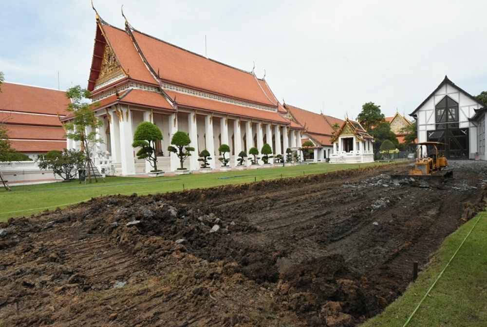 ปรับผิวพื้นหน้าโรงราชรถเตรียมพร้อมสำหรับงานพระราชพิธีถวายพระเพลิงพระบรมศพ