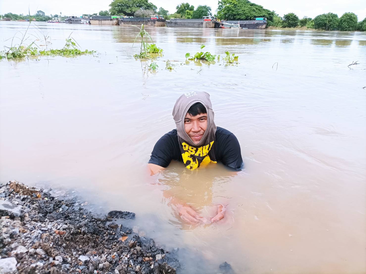 ชาวบ้านชุมชนบ้านแขกรวมพลังสามัคคีช่วยกันกรอกทรายเสริมคันดิน