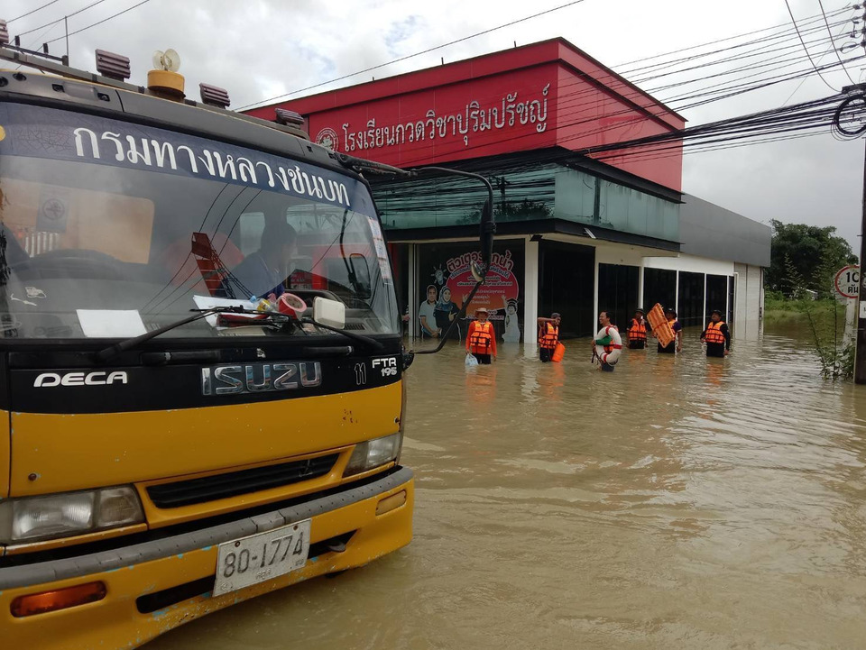 ทช.ช่วยเหลือปชช.ภาคใต้ จัดรถรับ-ส่ง-มอบถุงยังชีพ น้ำดื่ม ให้ผู้ประสบภัย พื้นที่จ.สตูล