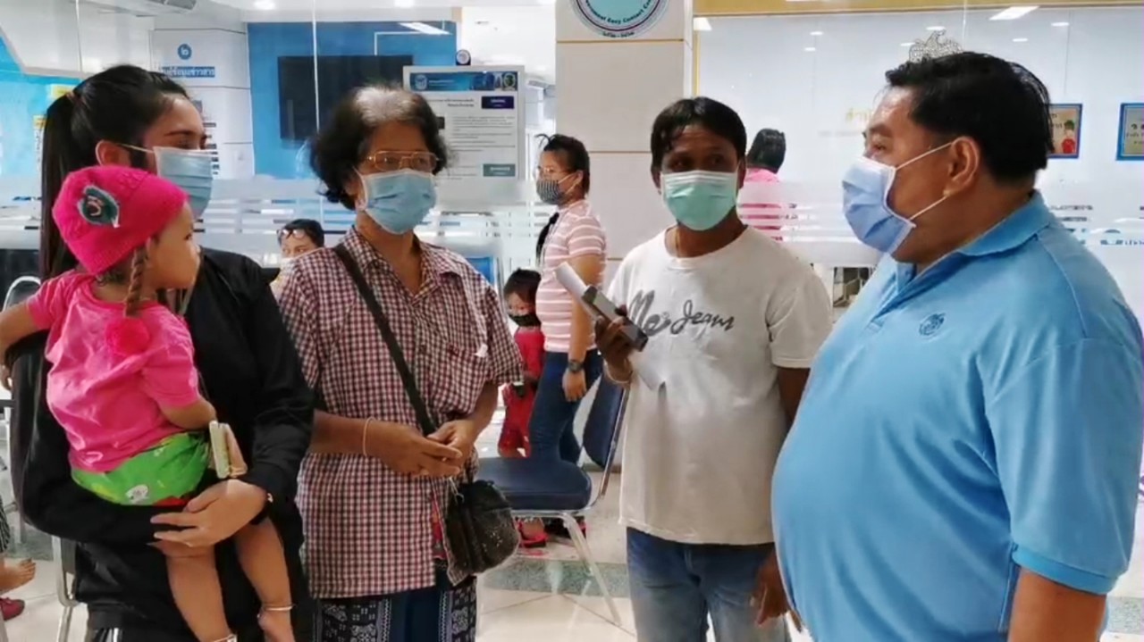 ชาวบ้านนับร้อยบุกคลังจังหวัดพิจิตรยื่นคำร้องวันสุดท้ายทบทวนสิทธิ์รับเงินเยียวยา5พัน