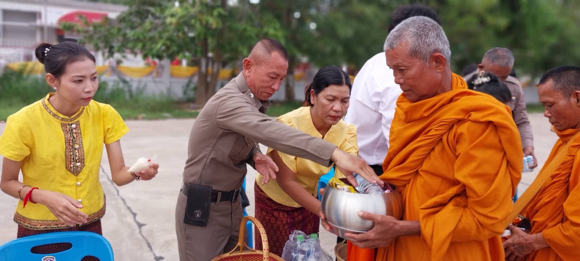  นายอำเภอศีขรภูมิพร้อมปชช.ร่วมพิธีทำบุญตักบาตรถวายเป็นพระราชกุศลเนื่องในโอกาสวันเฉลิมพระชนมพรรษาในหลวง 