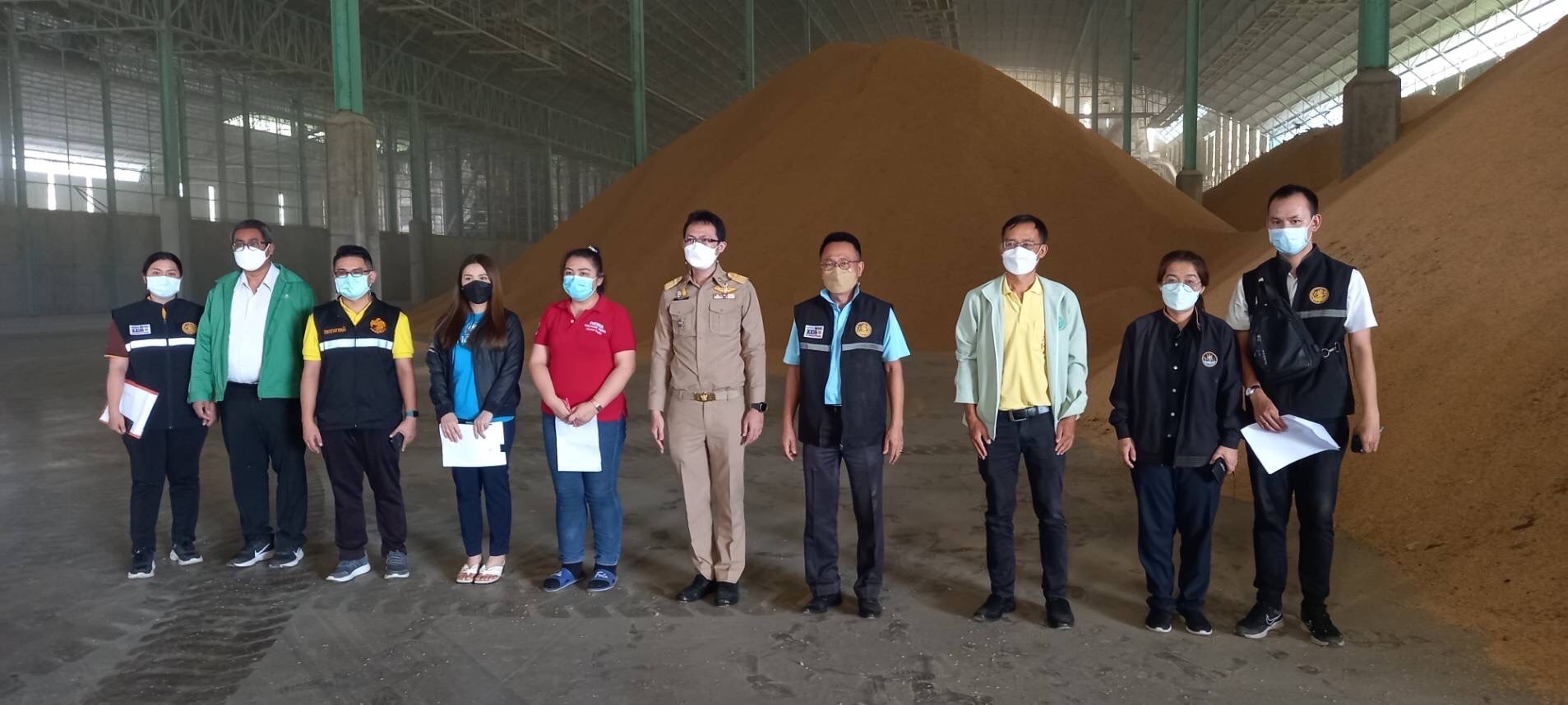 พาณิชย์ร้อยเอ็ดตรวจสอบสต็อกข้าวของผู้เข้าร่วมโครงการฯ