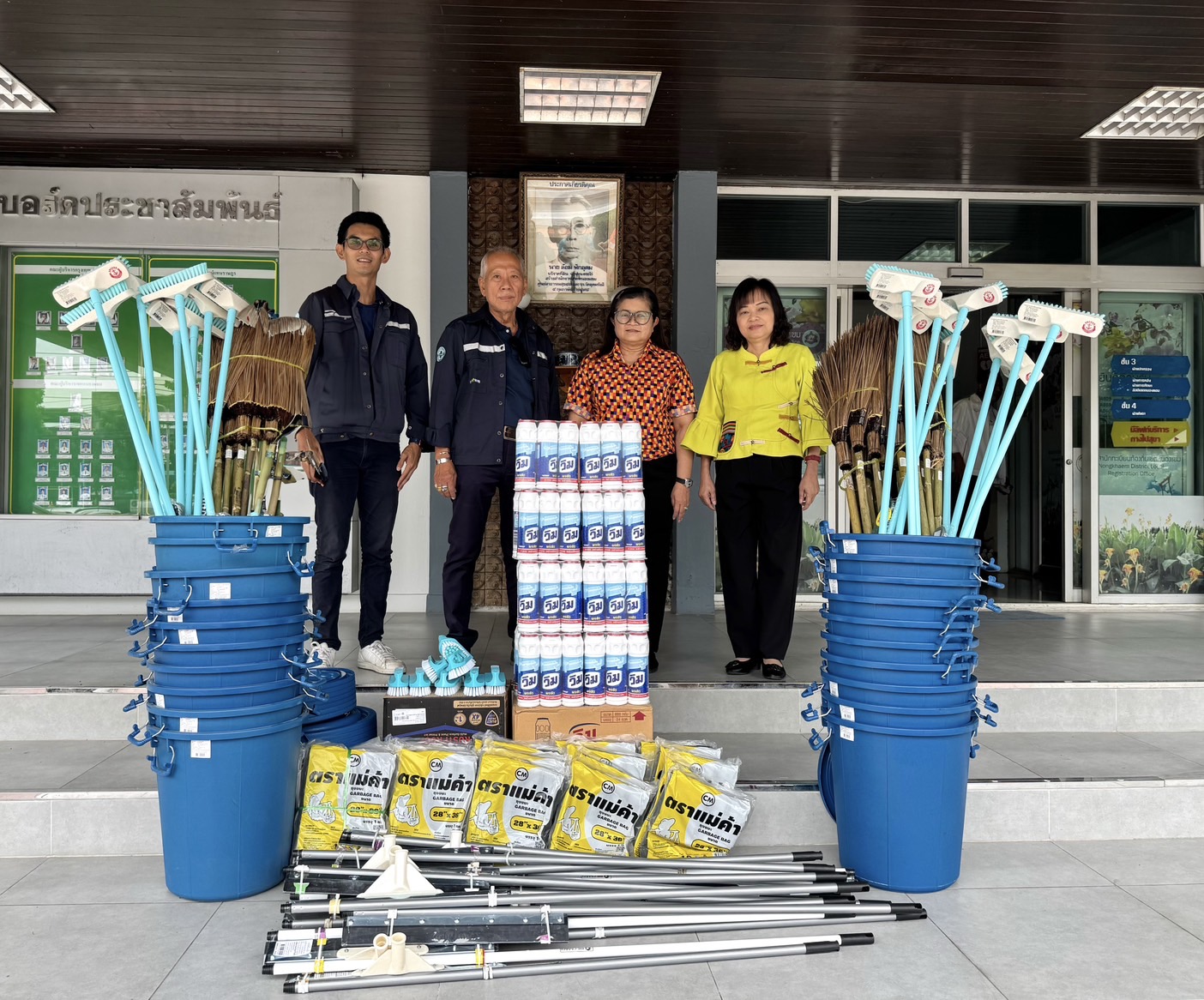 "ซีแอนด์จีฯ" สนับสนุนอุปกรณ์ทำความสะอาดช่วยเหลือผู้ประสบอุทกภัยให้กับสำนักงานเขตหนองแขม