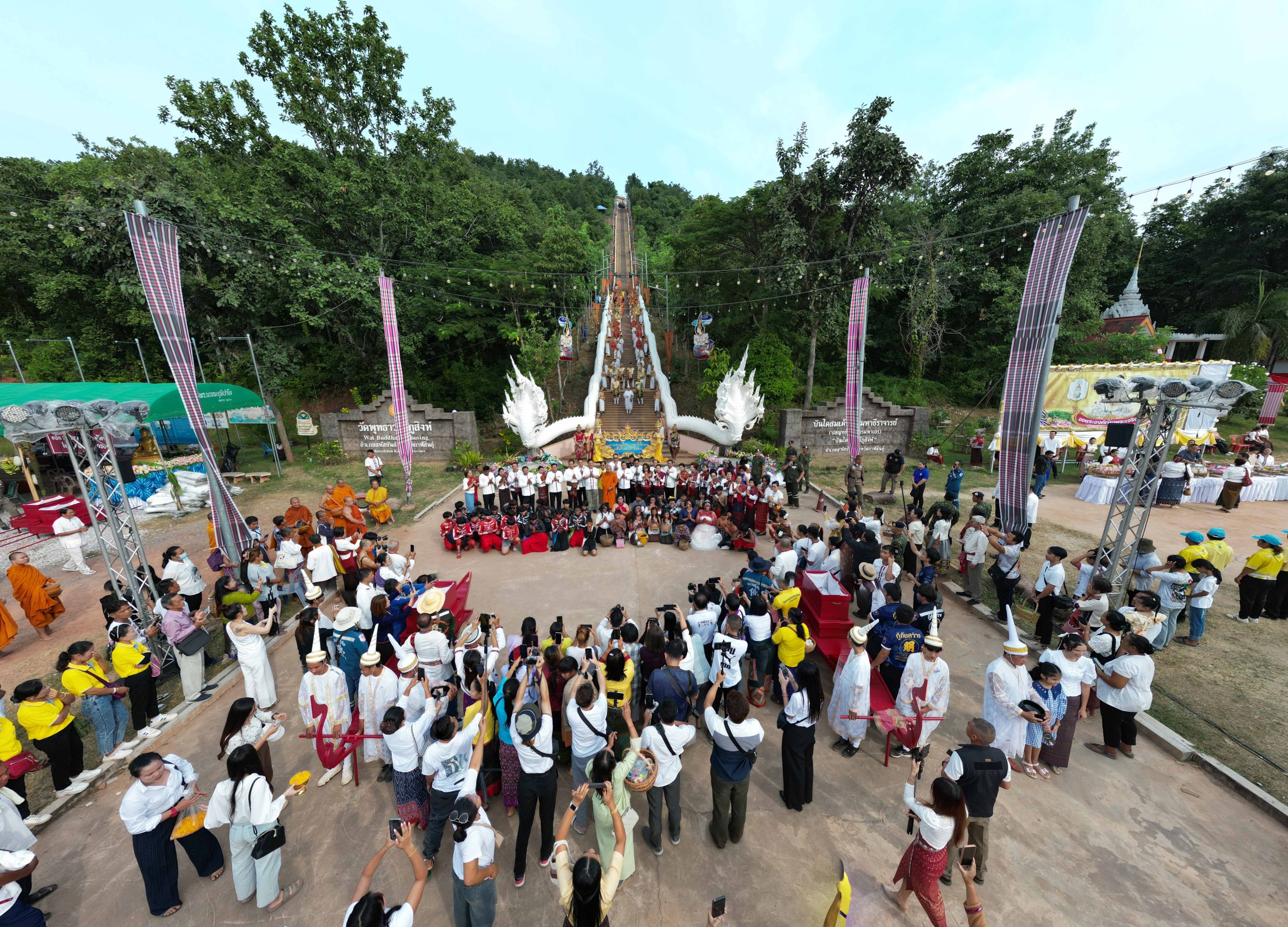 ยิ่งใหญ่ประเพณีตักบาตรเทโวโรหณะเขาภูสิงห์