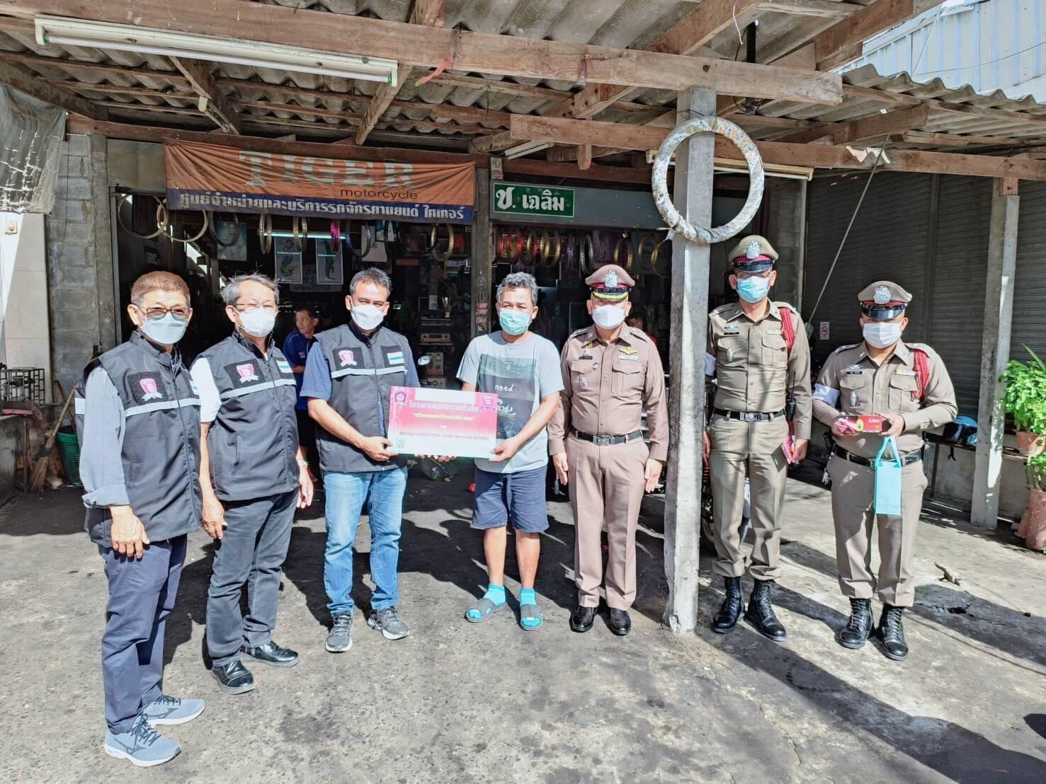 ผู้การฯอ่างทอง  เปิดโครงการ “แทนความห่วงใย  เปลี่ยนหลอดไฟท้ายรถให้ประชาชน" 