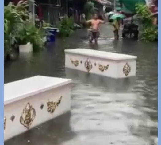 ผงะ! โลงศพลอยมากับน้ำท่วมย่านพหลฯ 