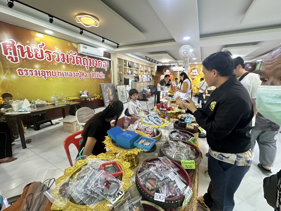ศรัทธาไม่แผ่ว! ตลาดพระ “หลวงปู่ศิลา” กาฬสินธุ์คึกคัก รุ่น “เหนือดวง” พุ่งทะลุแสน สวนกระแสน้ำมันแพง