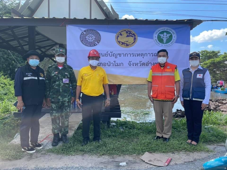 นายอำเภอป่าโมก สั่งตั้งศูนย์เฉพาะกิจช่วยชาวบ้าน  หลังคันกันน้ำแม่น้ำเจ้าพระยาชำรุดไหลบ่าท่วม