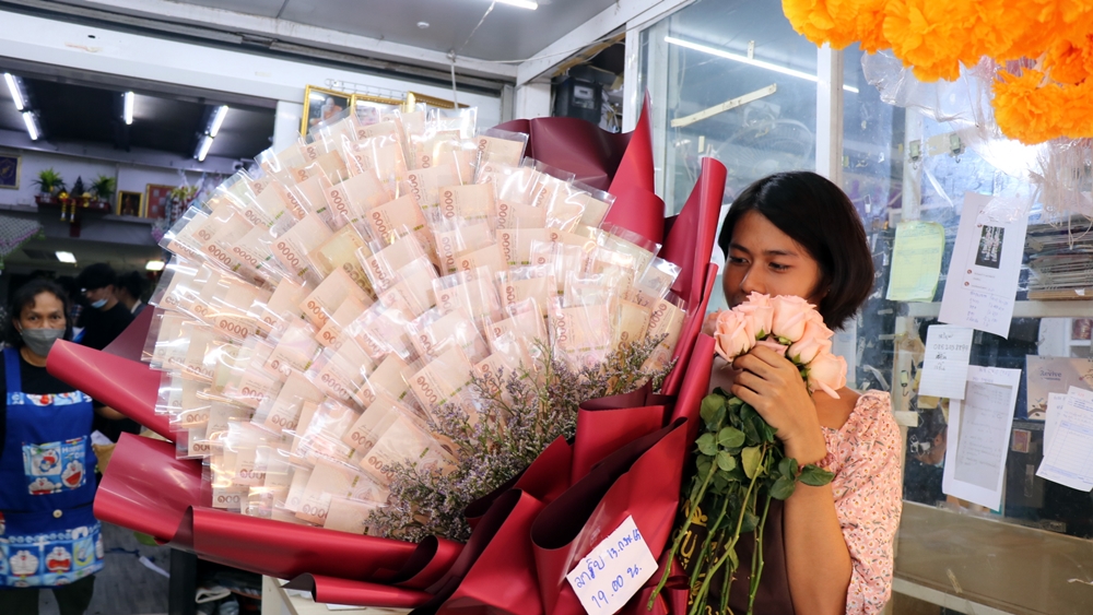 สายเปย์!! โคราชฮิตจัดช่อดอกไม้ธนบัตร ส่งคนรักวันวาเลนไทน์ แทนดอกไม้สด
