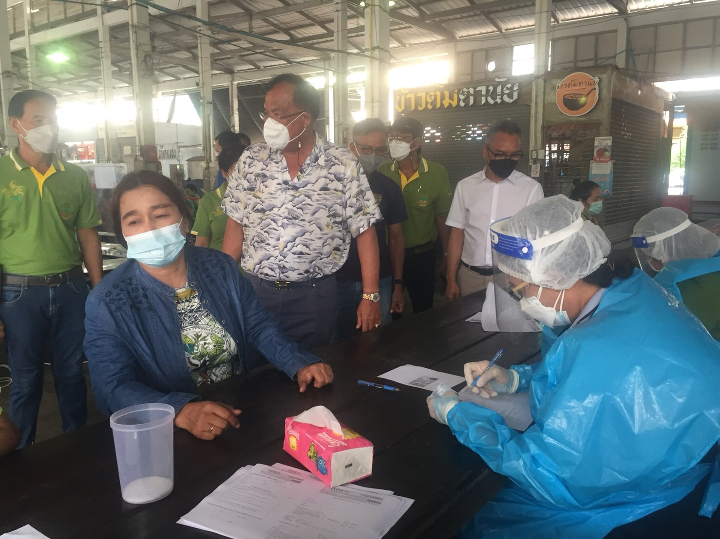 เทศบาลอ่างทองปูพรมตรวจหาเชื้อโควิดตลาดสดเทศบาล2 เหตุพบผู้ป่วย