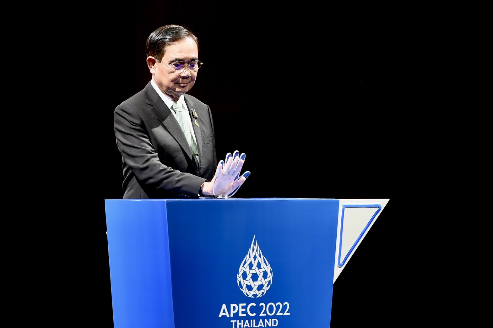 นายกฯ เปิดนิทรรศการขับเคลื่อนวาระเศรษฐกิจ BCG รับสัปดาห์เอเปค ปลุกร่วมรับมือโรคอุบัติใหม่ ก่อนยกนิ้วชม