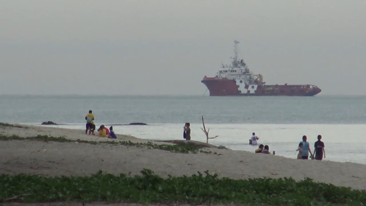 นทท.เดินเล่นชายหาดชลาทัศน์ แหลมสมิหลาสงขลาในช่วงวันหยุดอย่างคึกคัก
