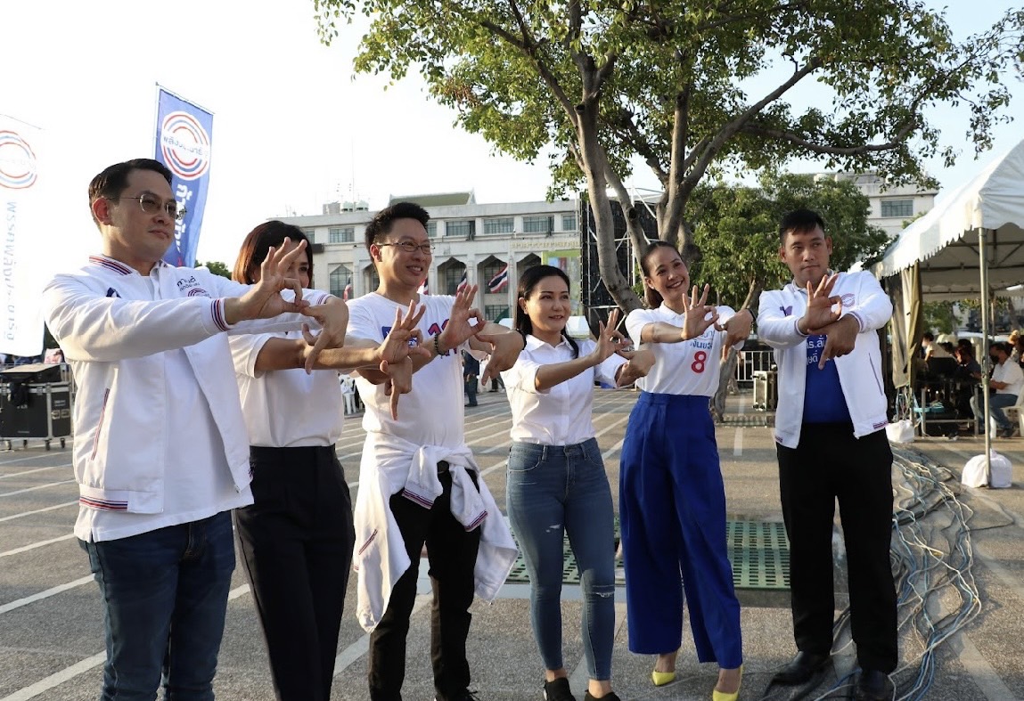 "สกลธี"นำทัพปราศรัยลานคนเมือง มั่นใจทำให้ กทม.ดีกว่านี้ "พณิชย์"กราบขอบคุณพ่อแม่ และแผ่นดิน และขอโอกาสนี้ทำงานเพื่อประเทศชาติ 