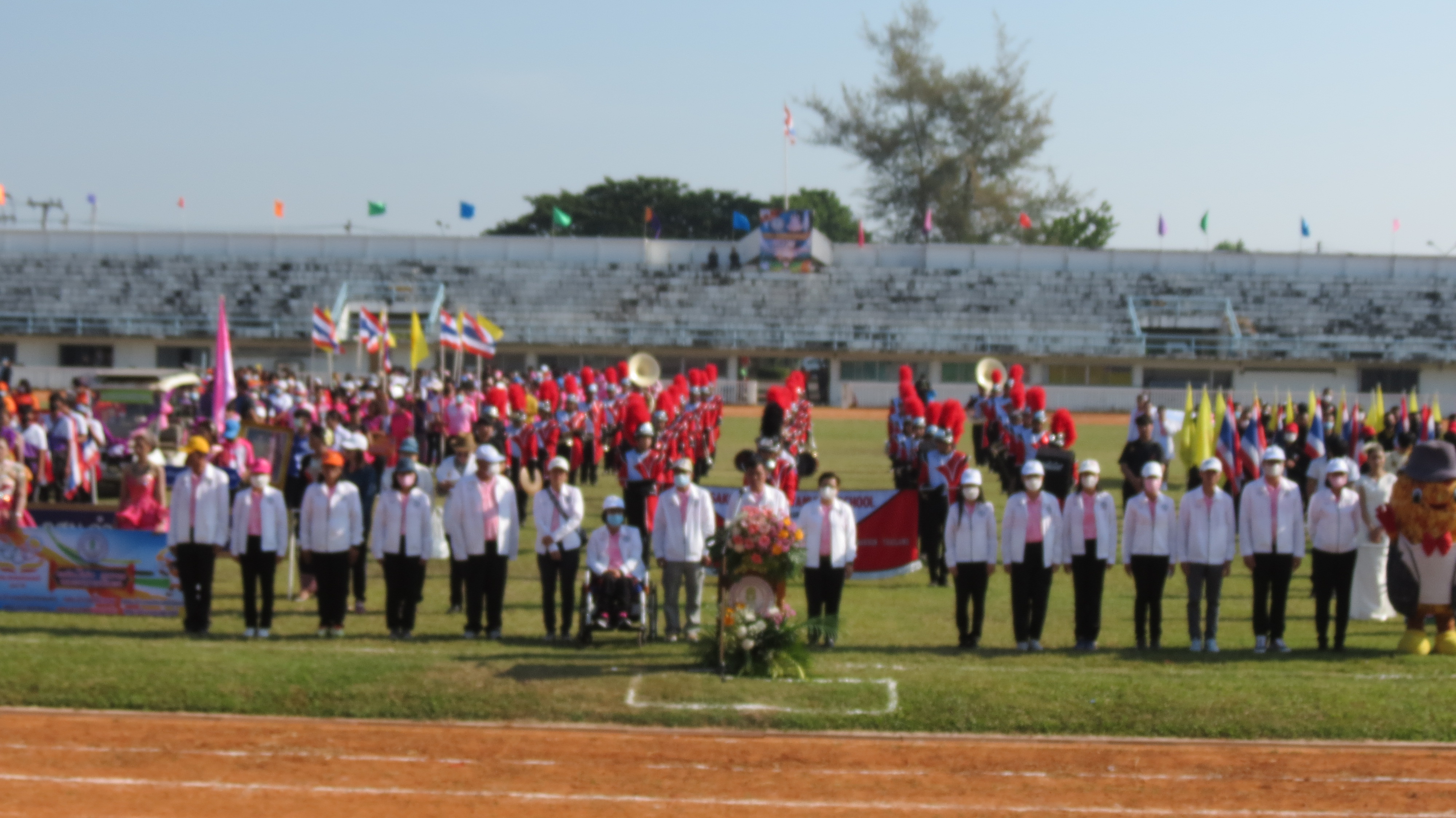 หญิงแกร่ง' ผู้ว่าฯสกลนคร'โชว์ชู้ตบอลเปิดงานกีฬา กศน.
