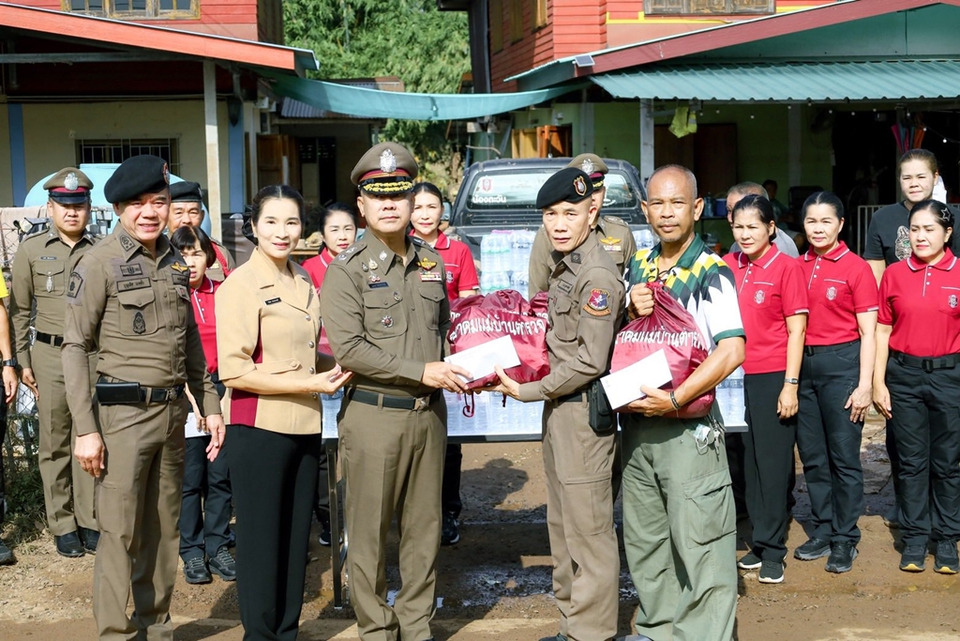 ผู้การอุตรดิตถ์ มอบสิ่งของช่วยตำรวจประสบภัย ‘พายุบัวลอย’ ในพื้นที่น้ำปาด–นาอิน–ทองแสนขัน