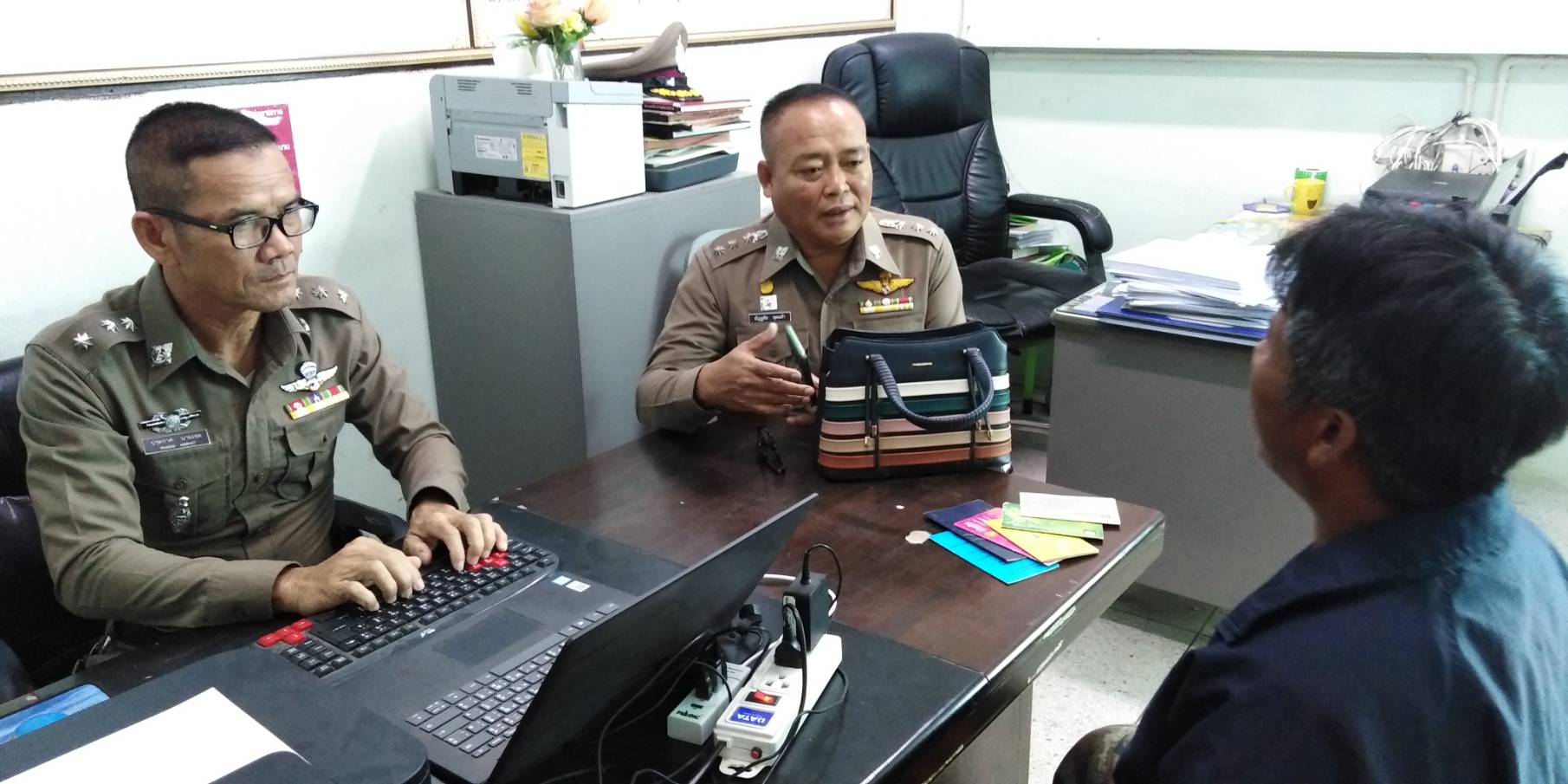 ตำรวจชุดสืบสวน สภ.จตุรพักตรพิมาน รวบโจรชิงทรัพย์ขณะซ่อนตัวในกระท่อมนา