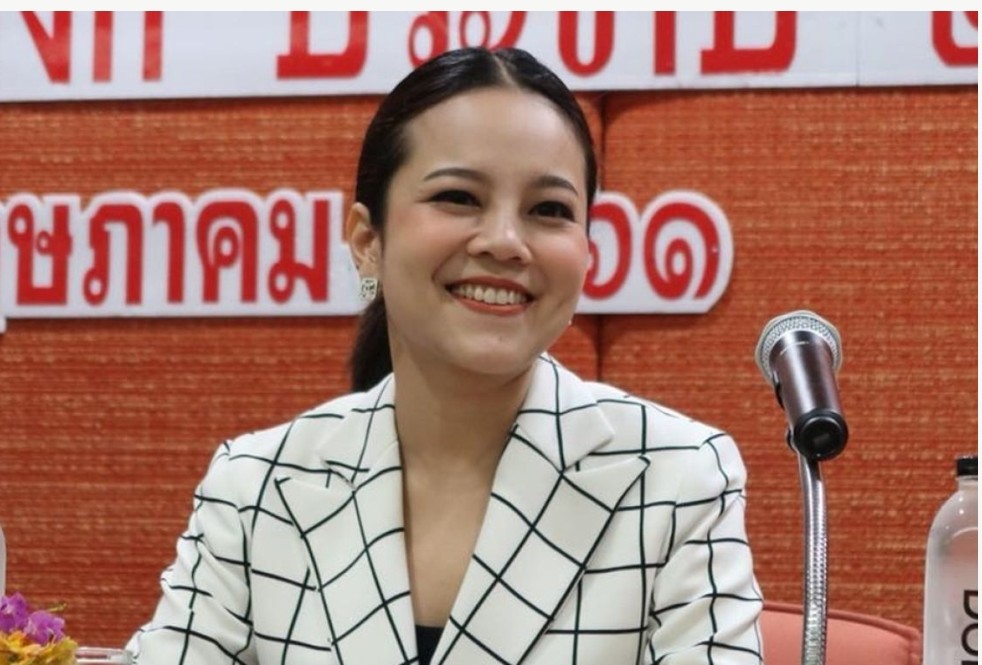 "เดียร์ ขัตติยา"ลูกสาวเสธ.แดงฟาด เลิกหวังเงินดิจิทัล ให้ไปรอค่าแรง450      