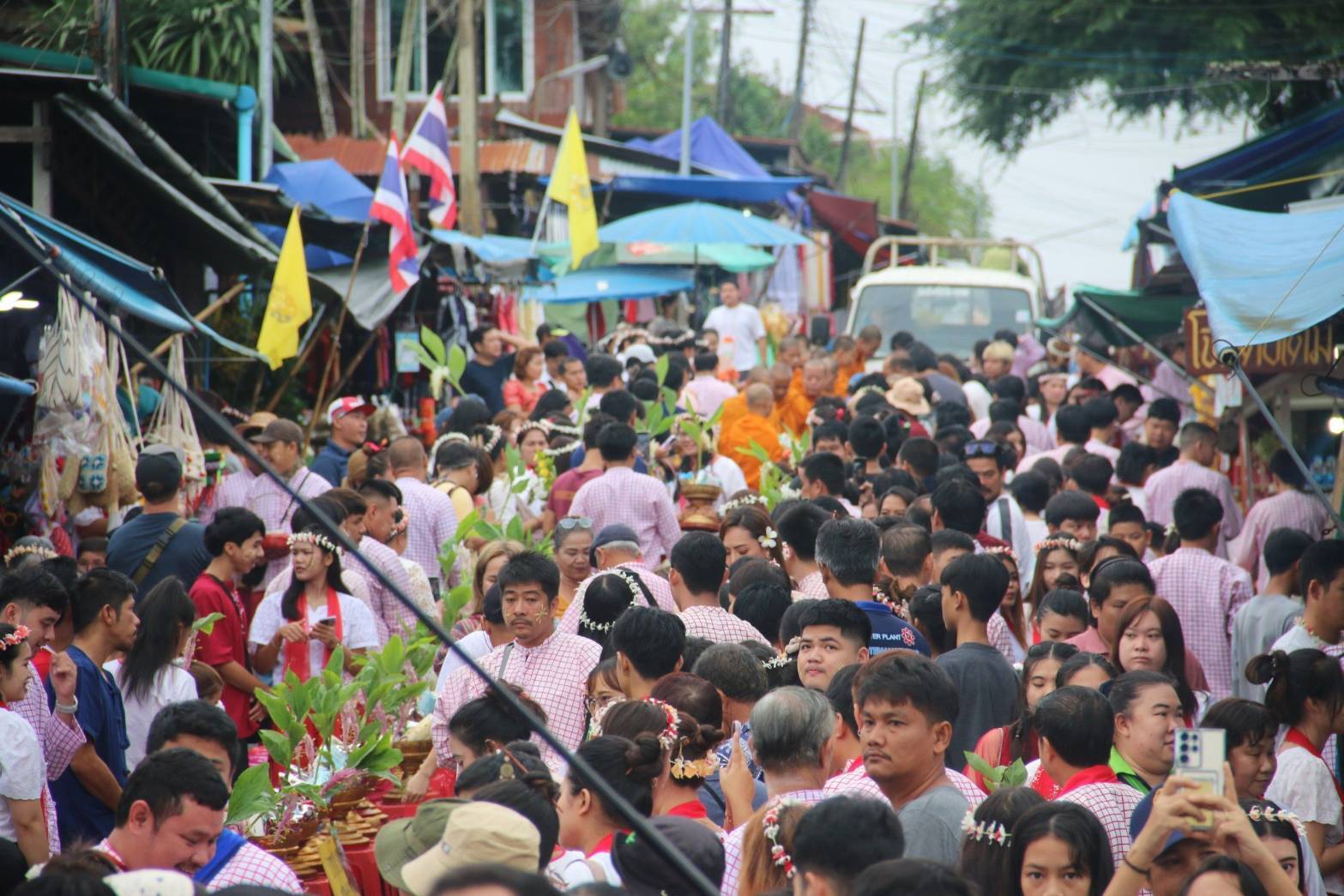 เงินสะพัด!!! นทท.หลั่งไหลเดินเที่ยวชมรับลมหนาวบนสะพานมอญ และสะพานลูกบวบ ที่ อ.สังขละบุรี