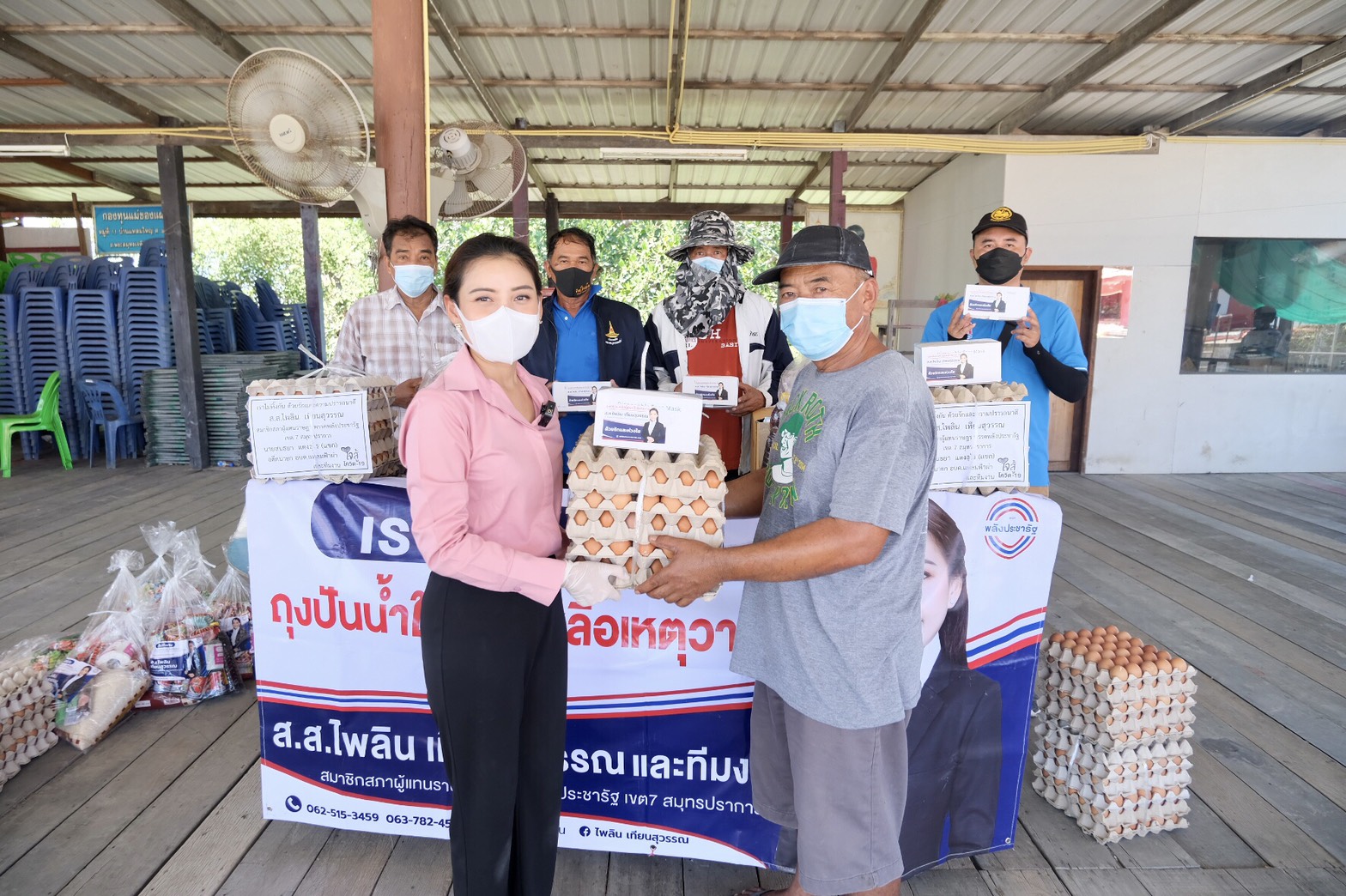 "ศปฉ.พปชร.-ส.ส.ไพลิน" ลุยพื้นที่ให้กำลังใจผู้เสียหายจากเหตุวาตภัย ทำบ้านเรือนพังหลายหลัง
