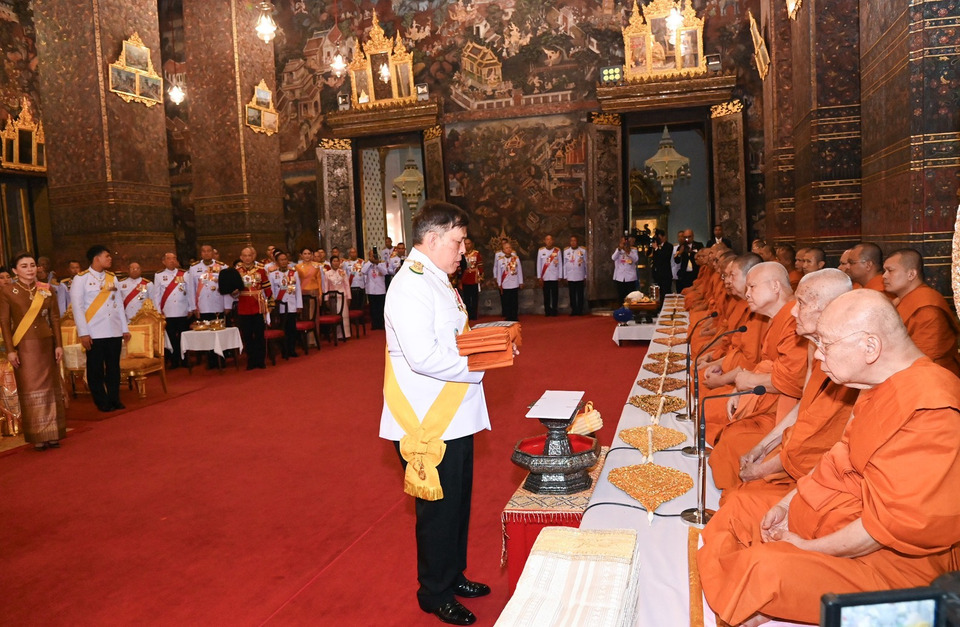 "ในหลวง - พระราชินี" เสด็จฯไปในการพระราชพิธีทรงบำเพ็ญพระราชกุศลถวายผ้าพระกฐิน ณ วัดพระเชตุพนฯ