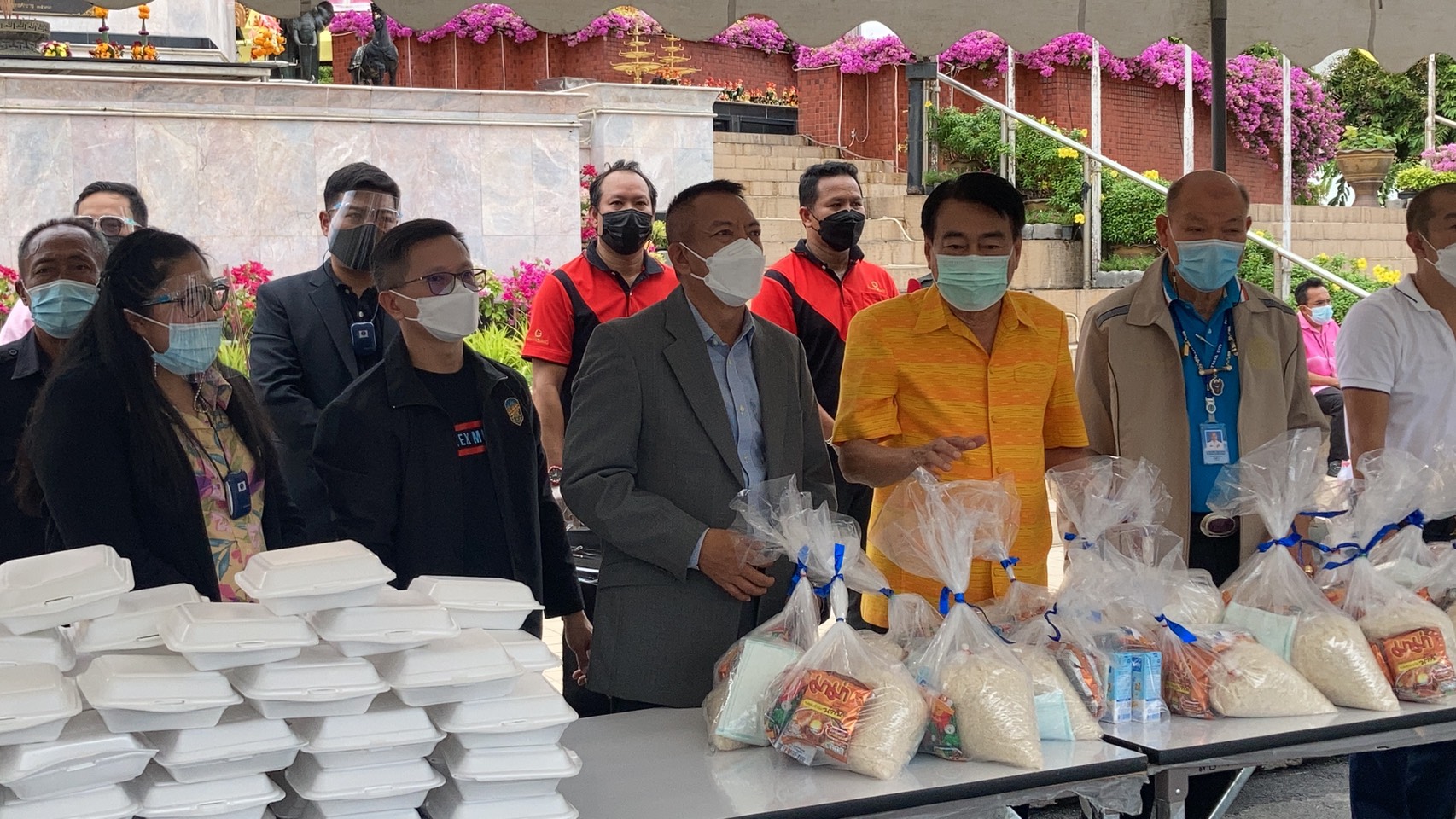 แฟร์เท็กซ์ พัทยา จับมือ โอเชียลคัลเลอร์ จัดทำข้าวกล่อง-ถุงยังชีพ ส่งต่อกำลังใจช่วยเหลือ ปชช.ที่ได้รับผลกระทบโควิด