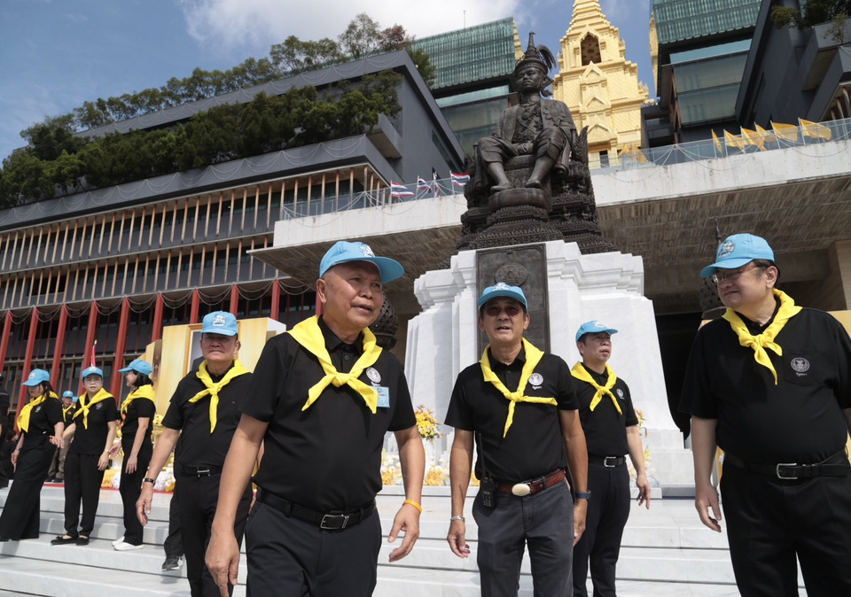 “โสภณ” นำทำบุญ-ถวายสัตย์จิตอาสา สวมบทพ่อบ้านสภาฯ ขึ้นเครนตัดหญ้า เมินเสียงแซะสร้างภาพ