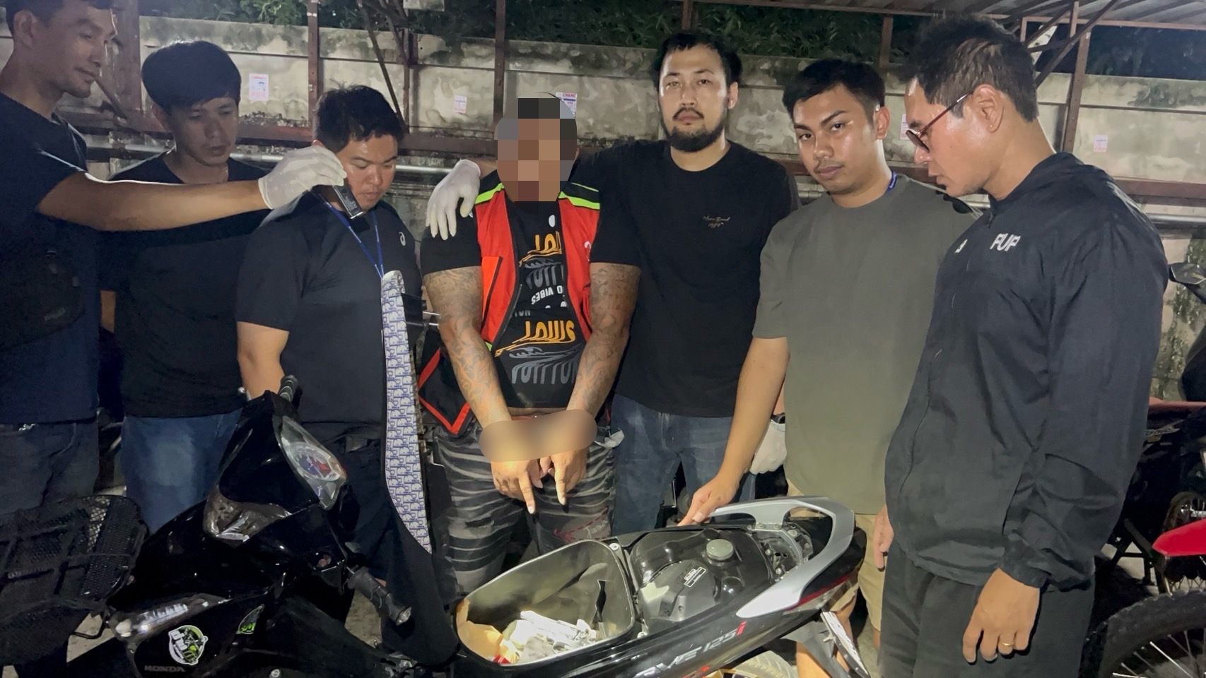 รวบ "บังเอก อ่อนนุช" หัวจ่ายชุมชน ค้นเจอทั้งยาบ้า 6,000 เม็ด ไอซ์ ยาอี ยาเค ปืนเถื่อน 3 กระบอก 