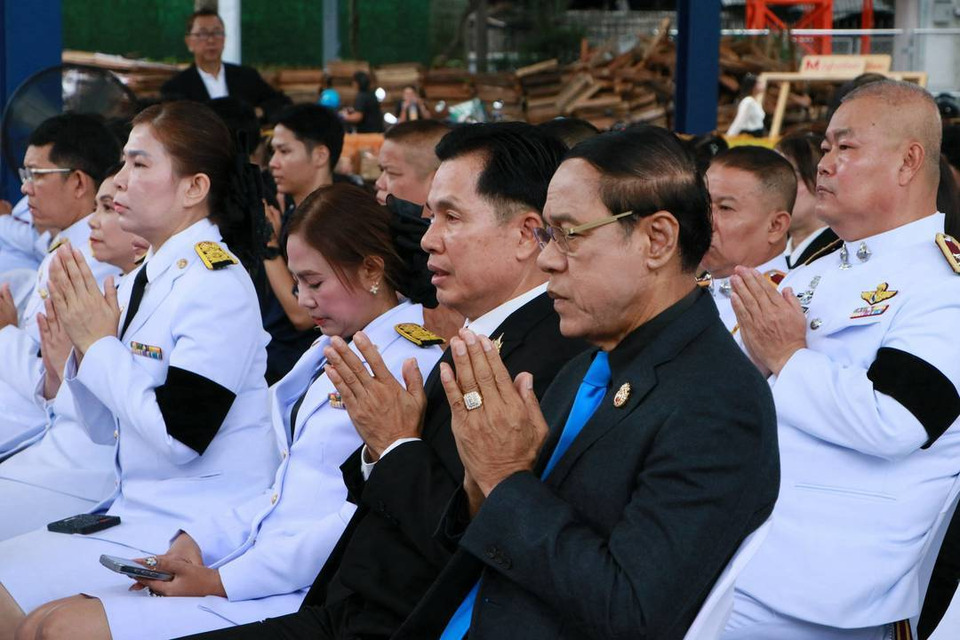 ทำบุญตักบาตรพระสงฆ์ ถวายเป็นพระราชกุศลแด่ "พระพันปีหลวง"