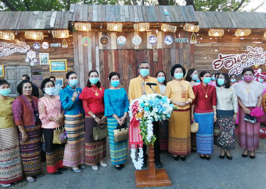 อนุรักษ์ความเป็นไทย! งานย้อนอดีตศรีสัชนาลัย นุ่งผ้าไทย ใส่เงินทองลายโบราณ ปี 2563 