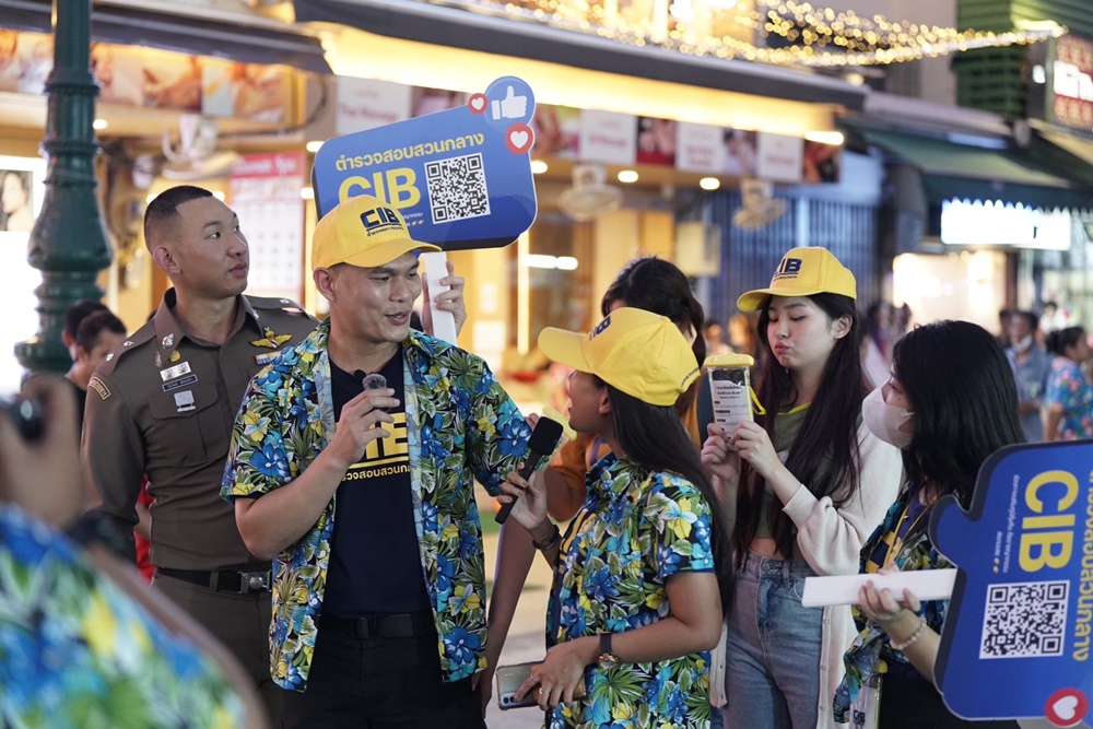 CIB ลุยถนนข้าวสาร แจกซองกันน้ำบรรจุยันต์เตือนภัย พร้อมร่าย 5 คาถาป้องกันโจรช่วงสงกรานต์