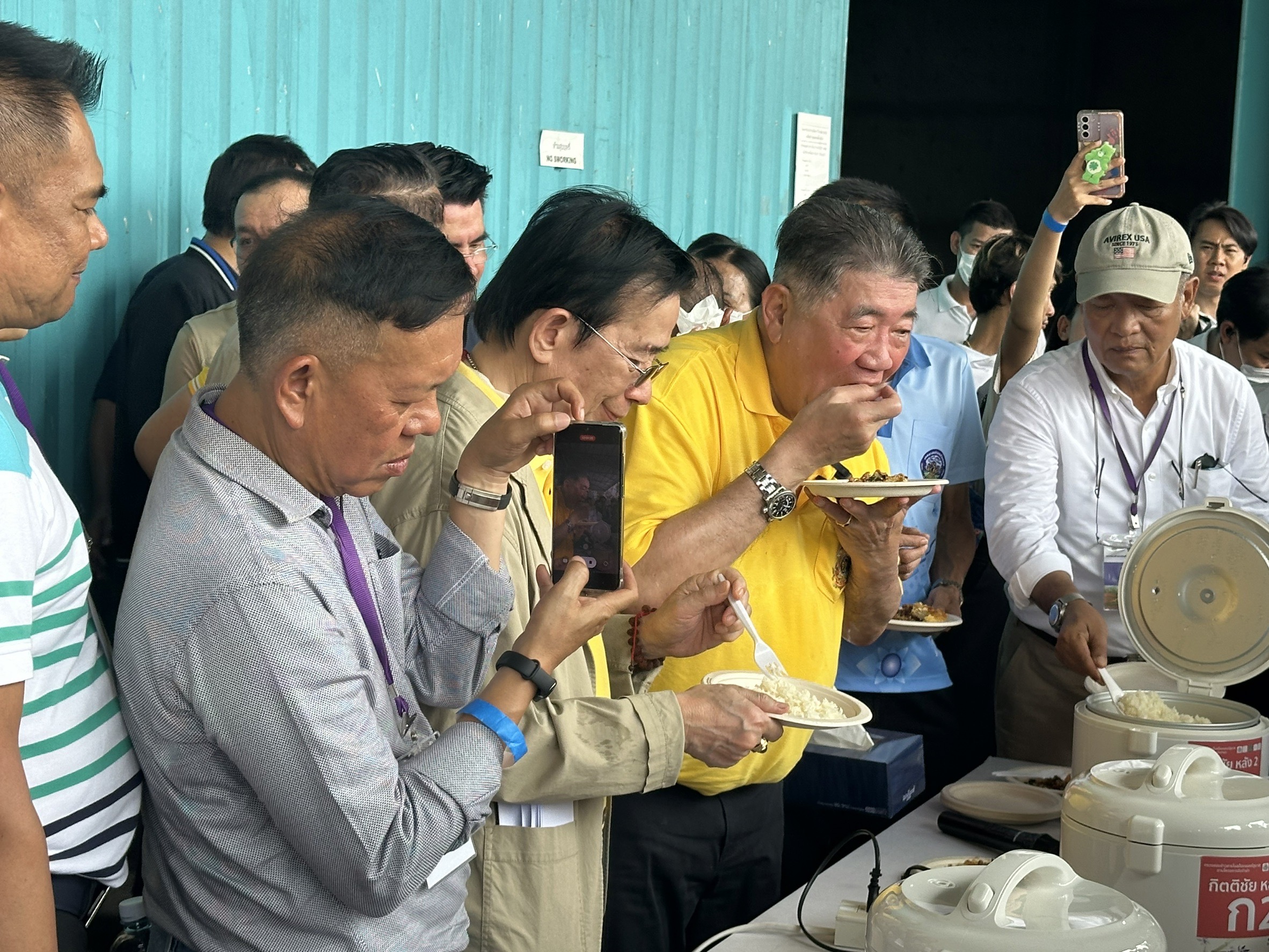 "ภูมิธรรม"นำคณะลงพื้นที่ตรวจ2โกดังเก็บข้าวหอมมะลิ  เก็บข้าวสารนาน 10 ปี กินโชว์ตอกย้ำข้าวไม่เสีย
