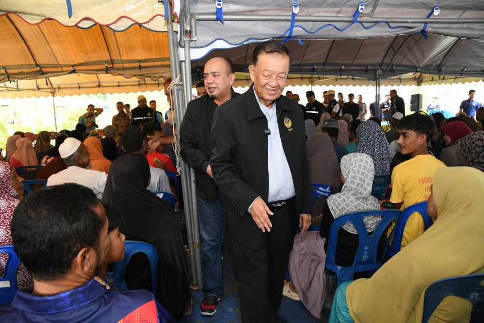 ประธานรัฐสภา–ประธานสภาฯ ลงพื้นที่ยะลา มอบถุงบรรเทาทุกข์ให้ผู้ประสบภัยน้ำท่วม อ.รามัน ส่งกำลังใจช่วยประชาชนฟื้นตัว