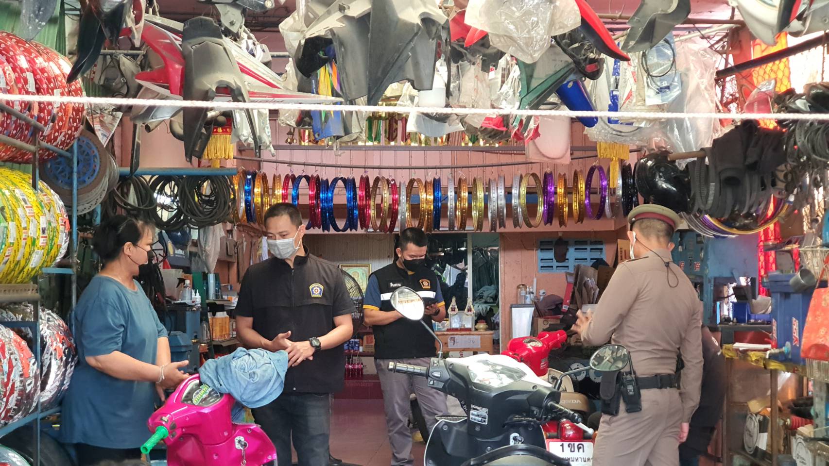 ตร.เมืองปทุมธานี ตรวจร้านอุปกรณ์อะไหล่แต่งรถและร้านซ่อมรถจยย.  ขอความร่วมมือปฏิบัติตามกม.อย่าแต่งท่อเสียงดัง