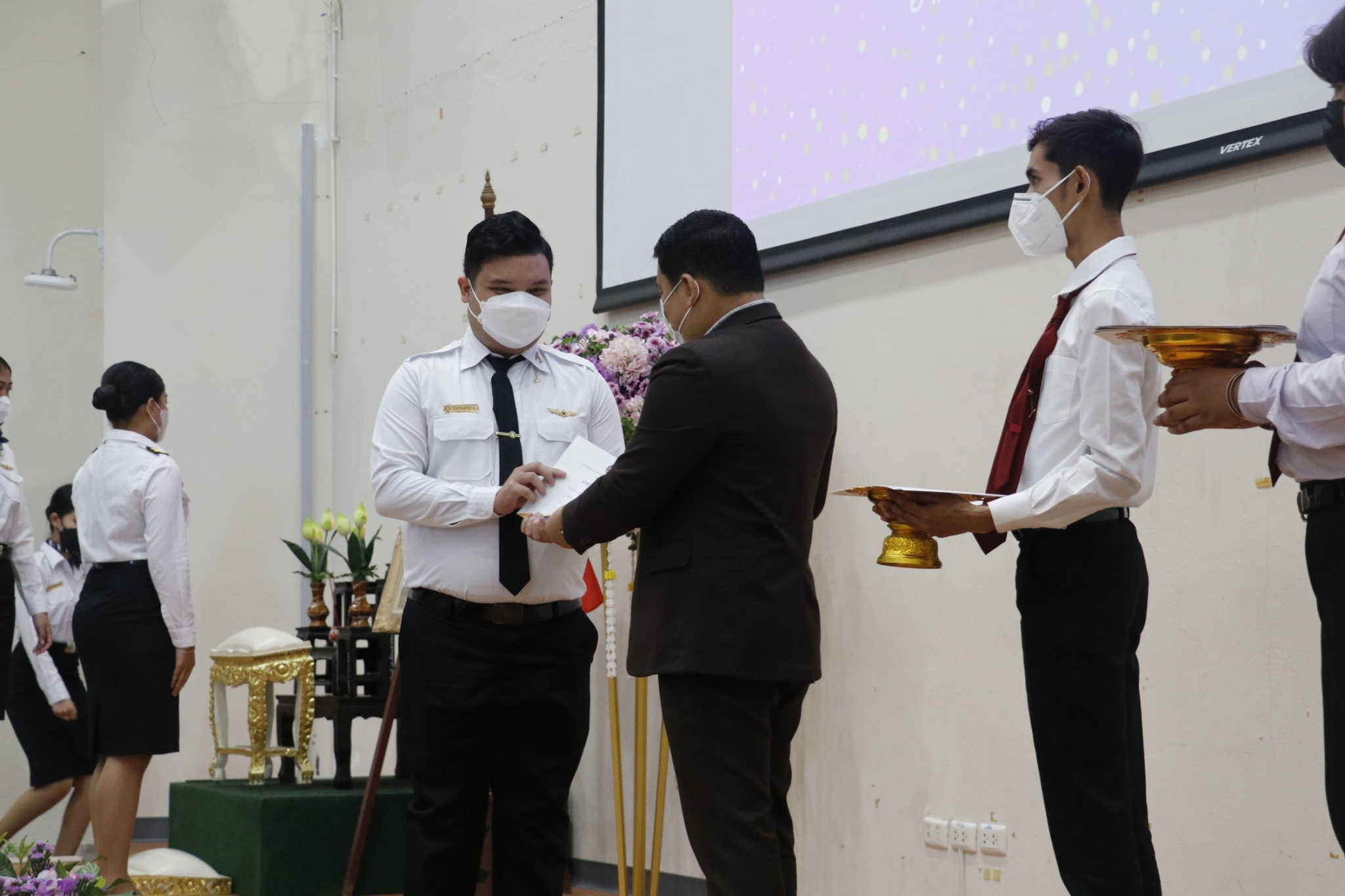 ประดับบั้งนศ. ธุรกิจการบินมรส.สร้างสัมพันธ์น้องพี่   