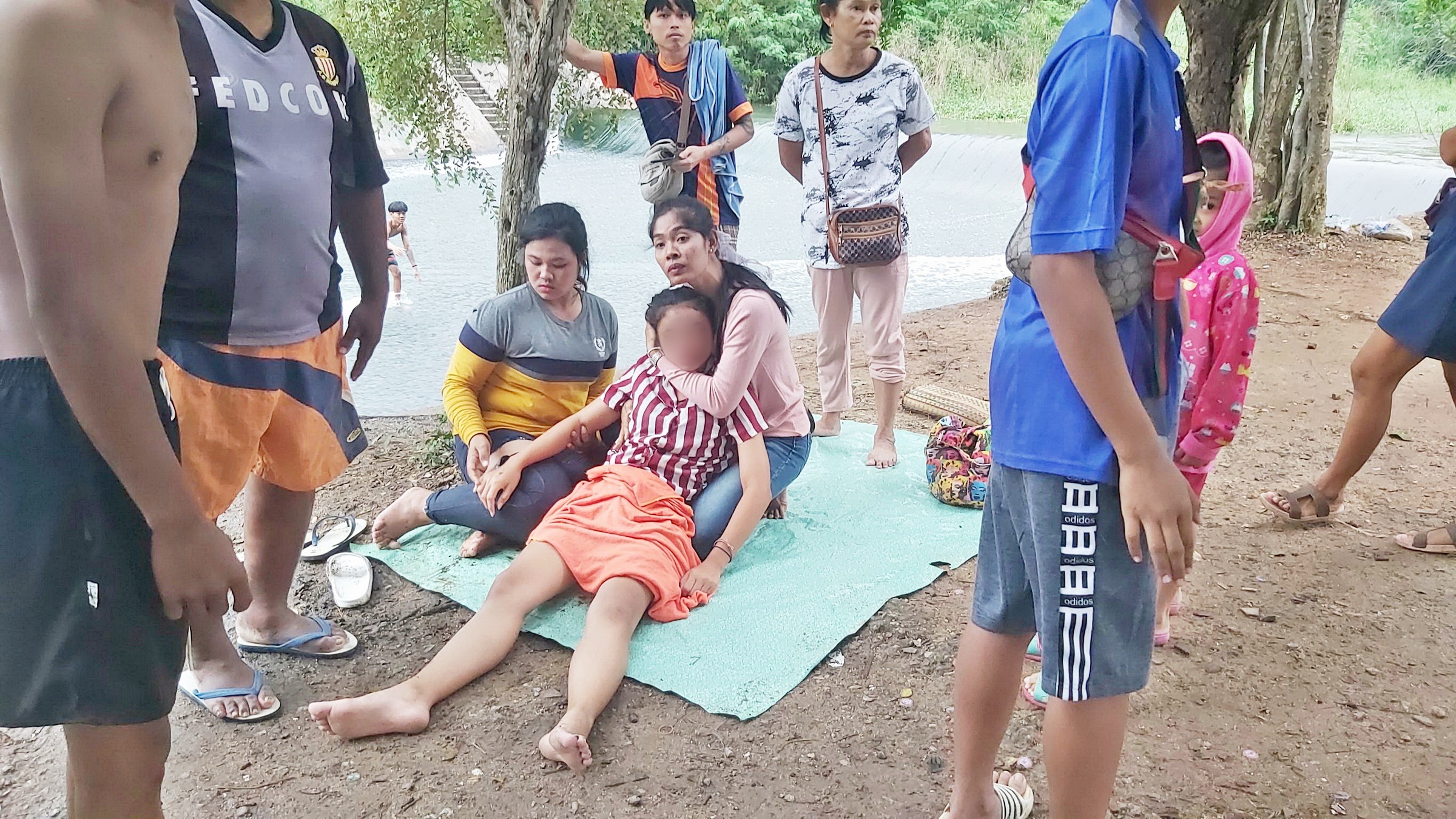 หวิดดับสาวเล่นสไลเดอร์ฝายน้ำล้นสัตหีบ น้ำแรงพลัดตกน้ำโชคดีช่วยทัน
